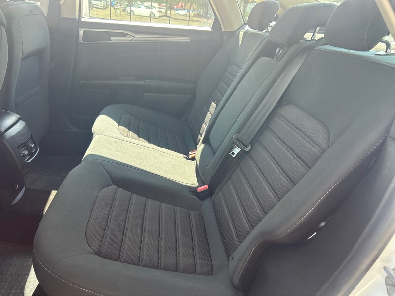 Ford Fusion Hybrid Vehicle Full-screen Gallery Image 10