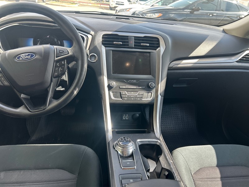 Ford Fusion Hybrid Vehicle Full-screen Gallery Image 12