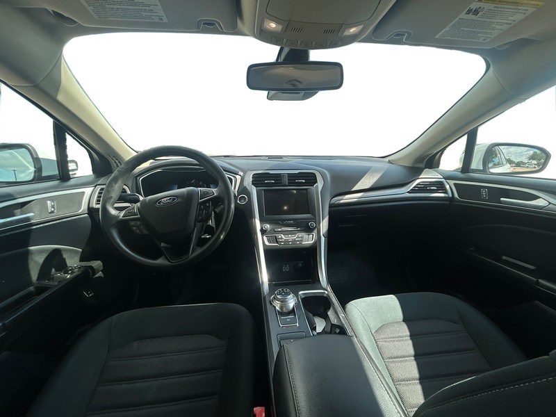 Ford Fusion Hybrid Vehicle Full-screen Gallery Image 15