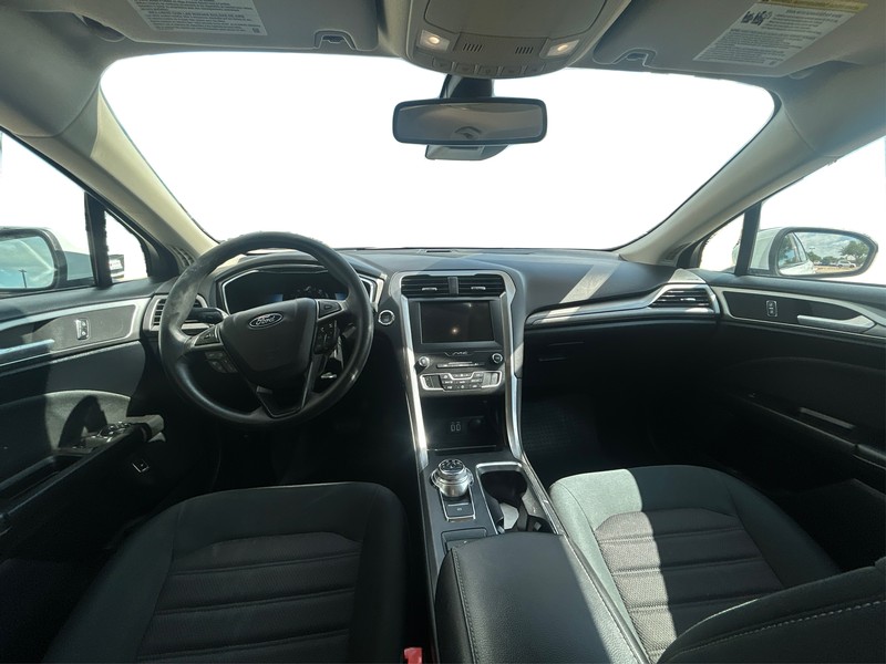 Ford Fusion Hybrid Vehicle Full-screen Gallery Image 16