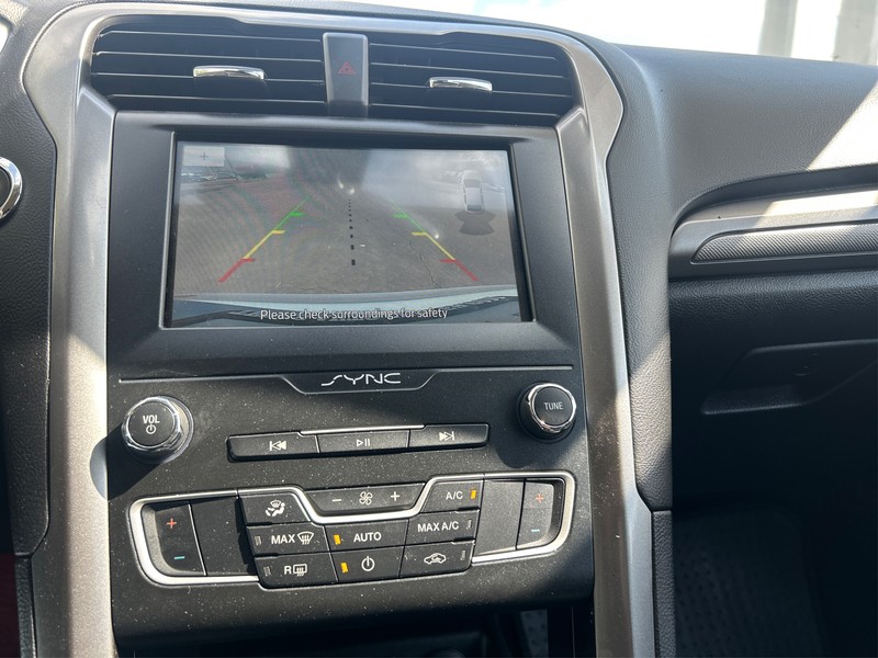 Ford Fusion Hybrid Vehicle Full-screen Gallery Image 17