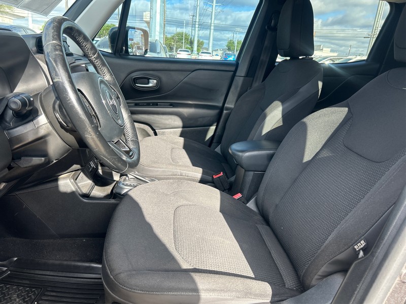 Jeep Renegade Vehicle Full-screen Gallery Image 9