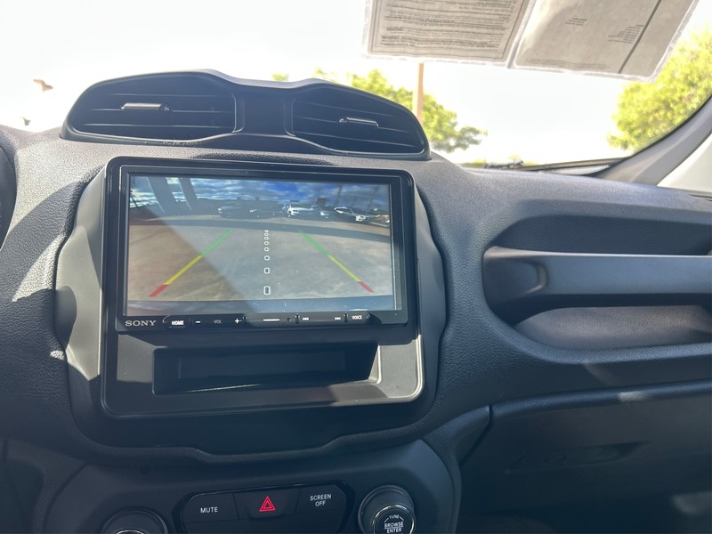 Jeep Renegade Vehicle Full-screen Gallery Image 17