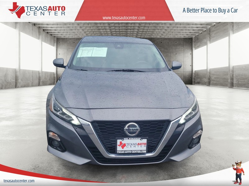 Nissan Altima Vehicle Full-screen Gallery Image 3
