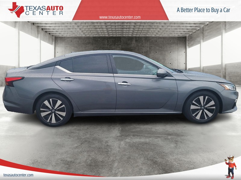 Nissan Altima Vehicle Full-screen Gallery Image 4