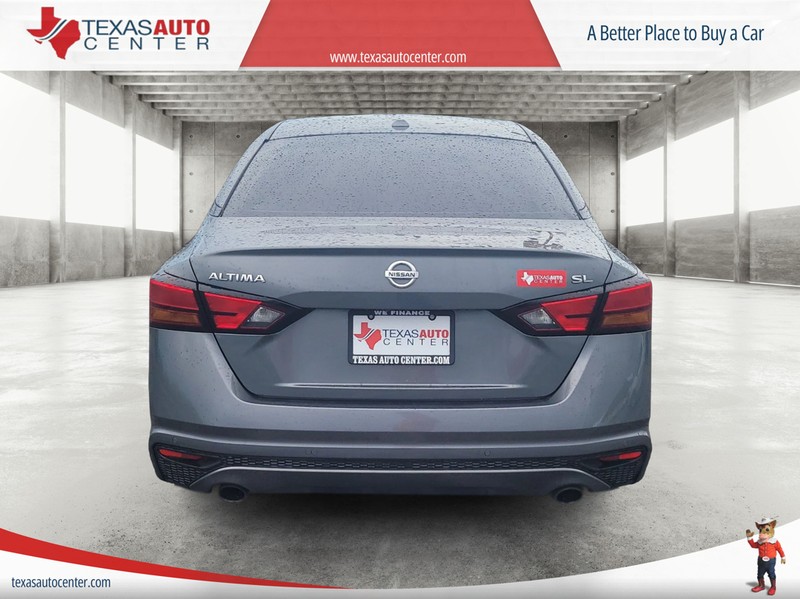 Nissan Altima Vehicle Full-screen Gallery Image 6
