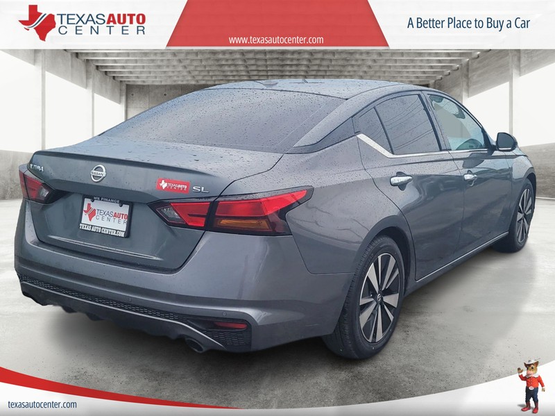 Nissan Altima Vehicle Full-screen Gallery Image 7
