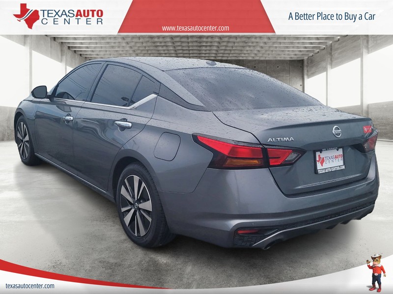 Nissan Altima Vehicle Full-screen Gallery Image 8