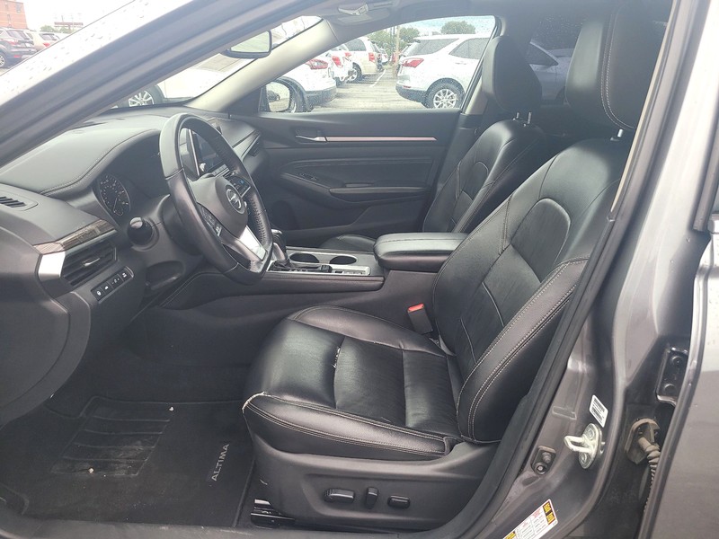 Nissan Altima Vehicle Full-screen Gallery Image 9