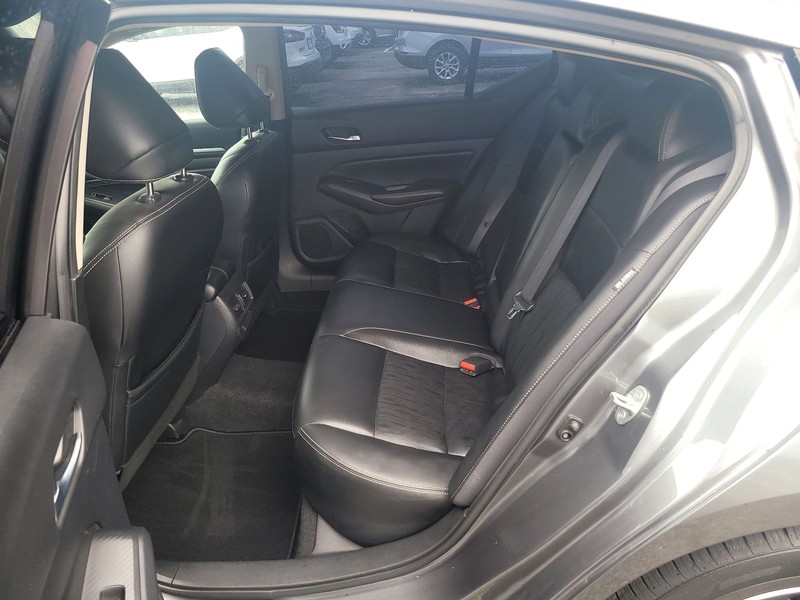 Nissan Altima Vehicle Full-screen Gallery Image 10