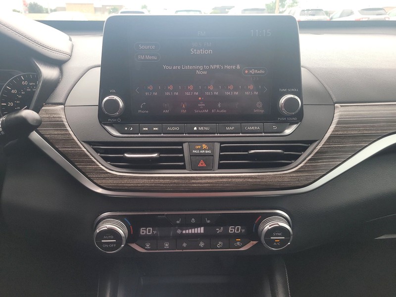 Nissan Altima Vehicle Full-screen Gallery Image 11