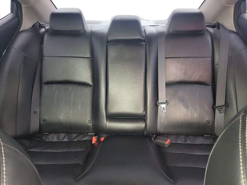 Nissan Altima Vehicle Full-screen Gallery Image 12