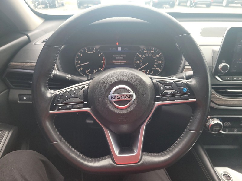 Nissan Altima Vehicle Full-screen Gallery Image 13