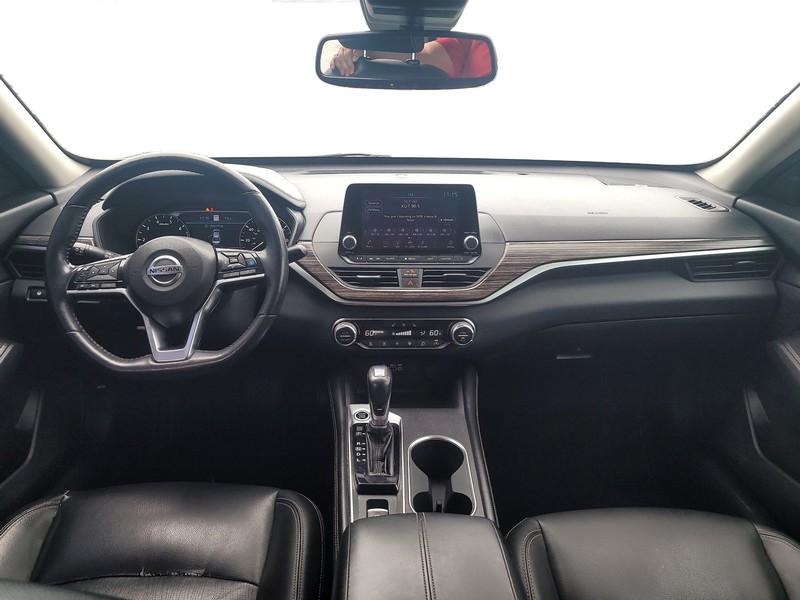 Nissan Altima Vehicle Full-screen Gallery Image 15