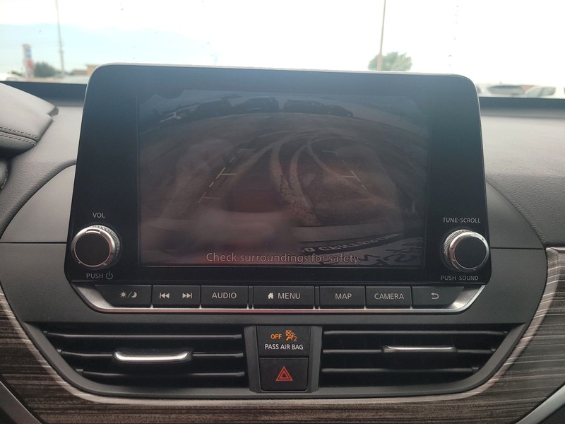 Nissan Altima Vehicle Full-screen Gallery Image 16