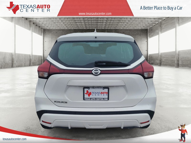 Nissan Kicks Vehicle Full-screen Gallery Image 6