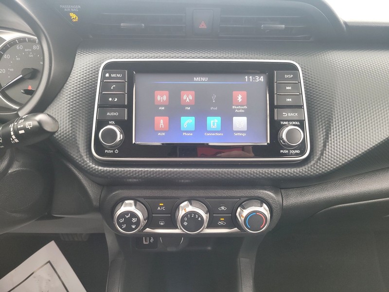 Nissan Kicks Vehicle Full-screen Gallery Image 12