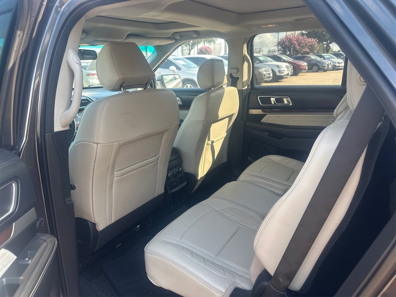 Ford Explorer Vehicle Full-screen Gallery Image 10