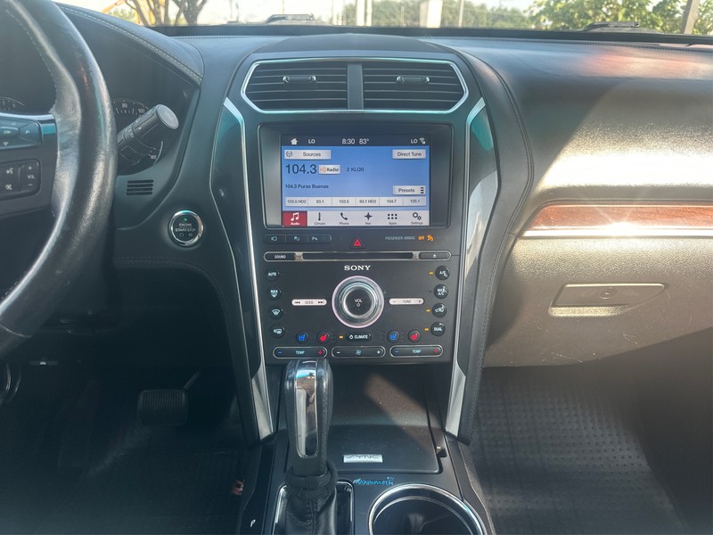 Ford Explorer Vehicle Full-screen Gallery Image 12