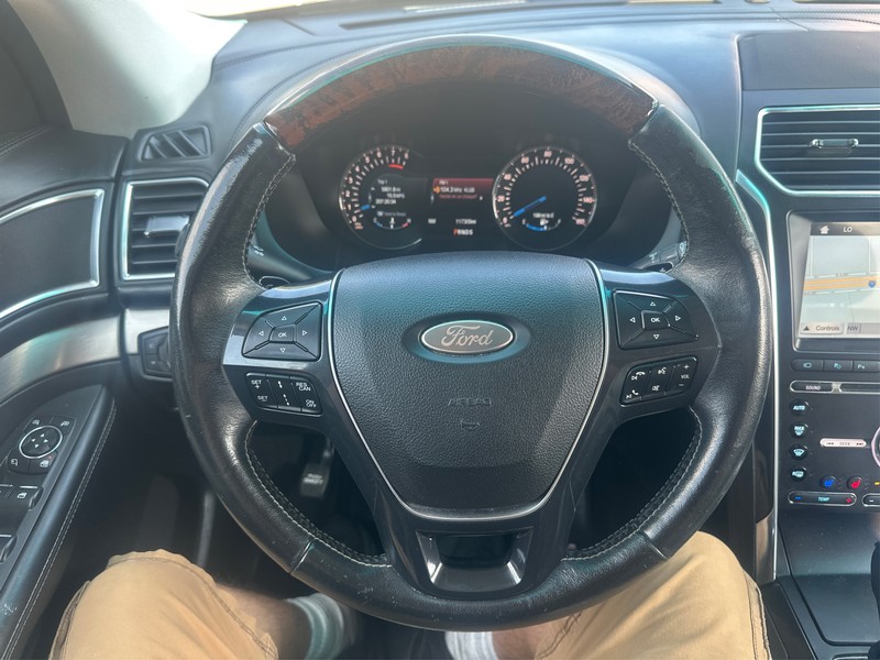 Ford Explorer Vehicle Full-screen Gallery Image 14