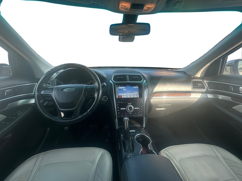 Ford Explorer Vehicle Full-screen Gallery Image 15