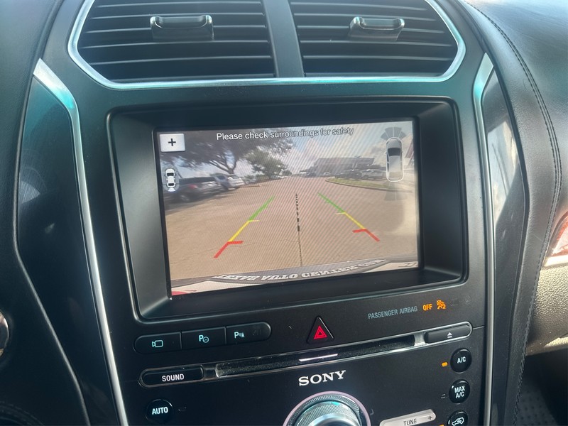 Ford Explorer Vehicle Full-screen Gallery Image 18