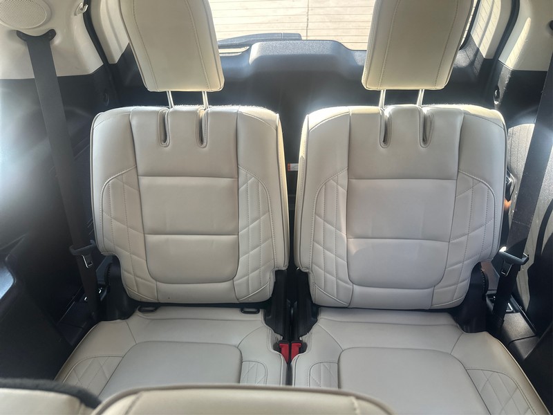 Ford Explorer Vehicle Full-screen Gallery Image 19