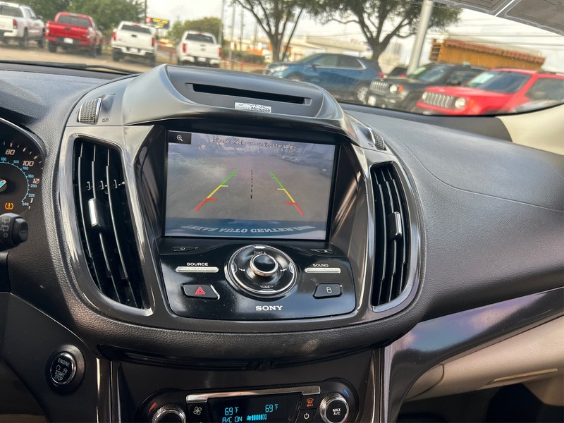 Ford Escape Vehicle Full-screen Gallery Image 17