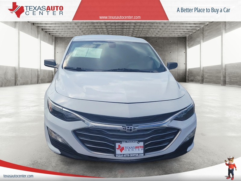 Chevrolet Malibu Vehicle Full-screen Gallery Image 3