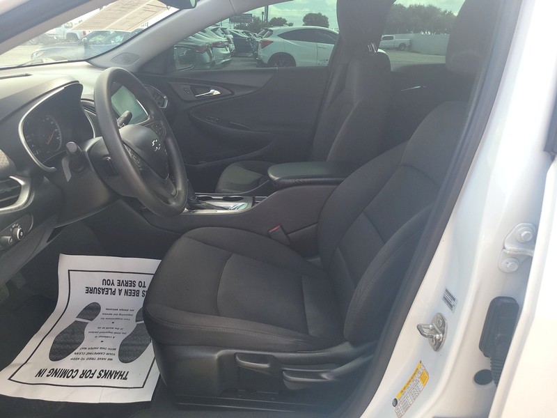 Chevrolet Malibu Vehicle Full-screen Gallery Image 9