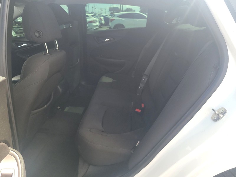 Chevrolet Malibu Vehicle Full-screen Gallery Image 10