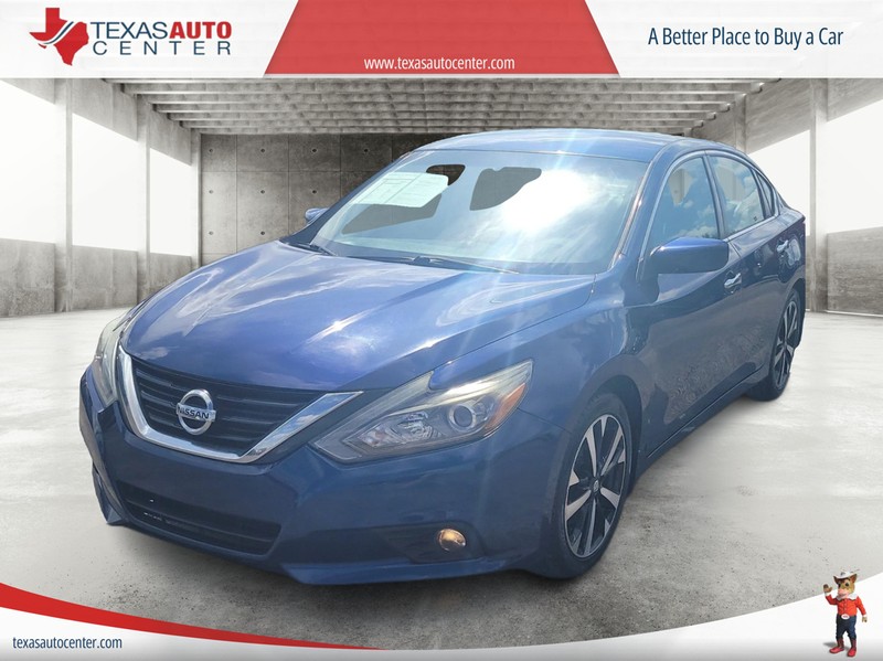 Nissan Altima Vehicle Full-screen Gallery Image 2