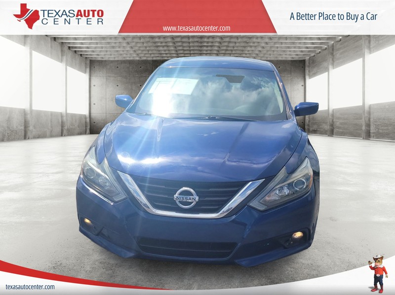 Nissan Altima Vehicle Full-screen Gallery Image 3