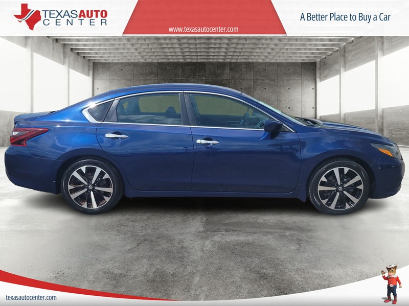 Nissan Altima Vehicle Full-screen Gallery Image 4