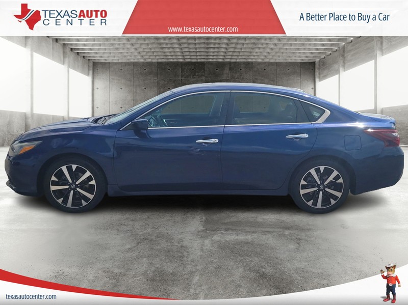 Nissan Altima Vehicle Full-screen Gallery Image 5