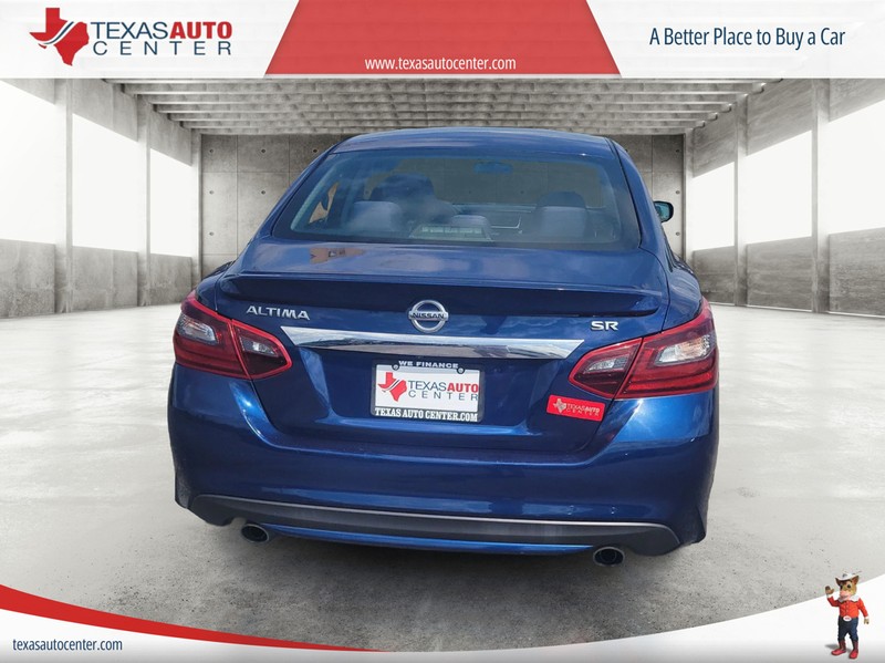 Nissan Altima Vehicle Full-screen Gallery Image 6