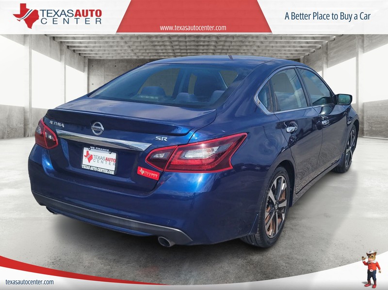 Nissan Altima Vehicle Full-screen Gallery Image 7