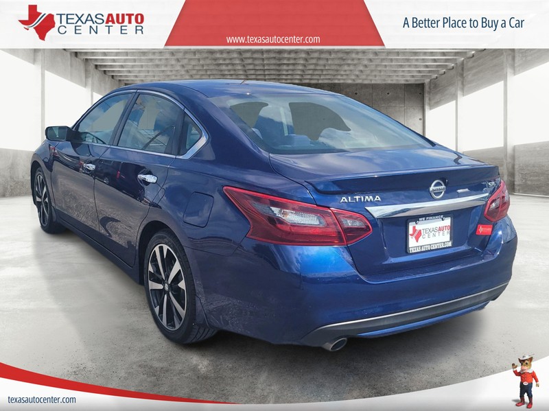 Nissan Altima Vehicle Full-screen Gallery Image 8