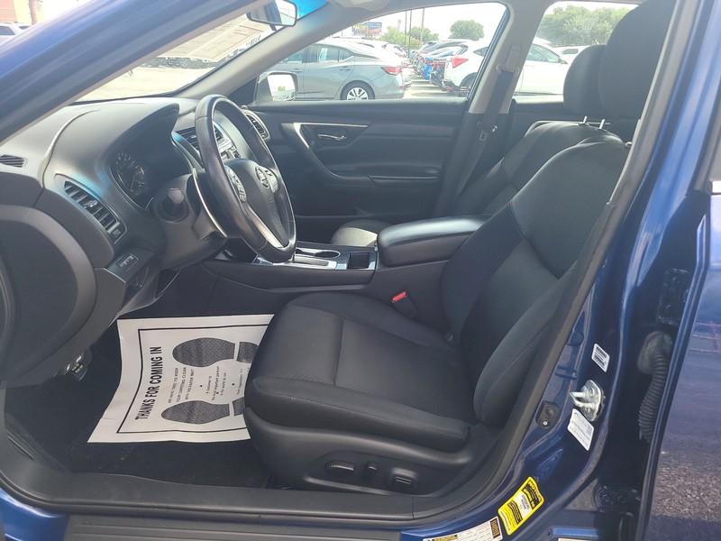 Nissan Altima Vehicle Full-screen Gallery Image 9