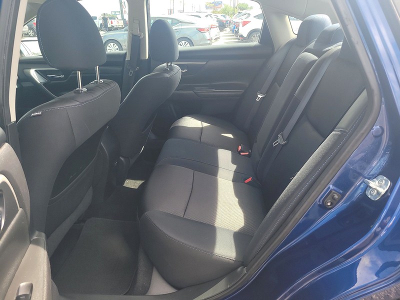 Nissan Altima Vehicle Full-screen Gallery Image 10