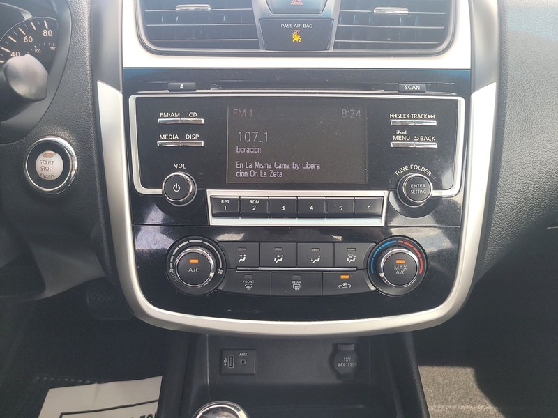 Nissan Altima Vehicle Full-screen Gallery Image 11