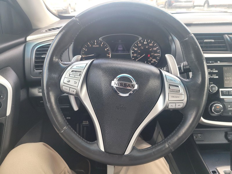 Nissan Altima Vehicle Full-screen Gallery Image 13