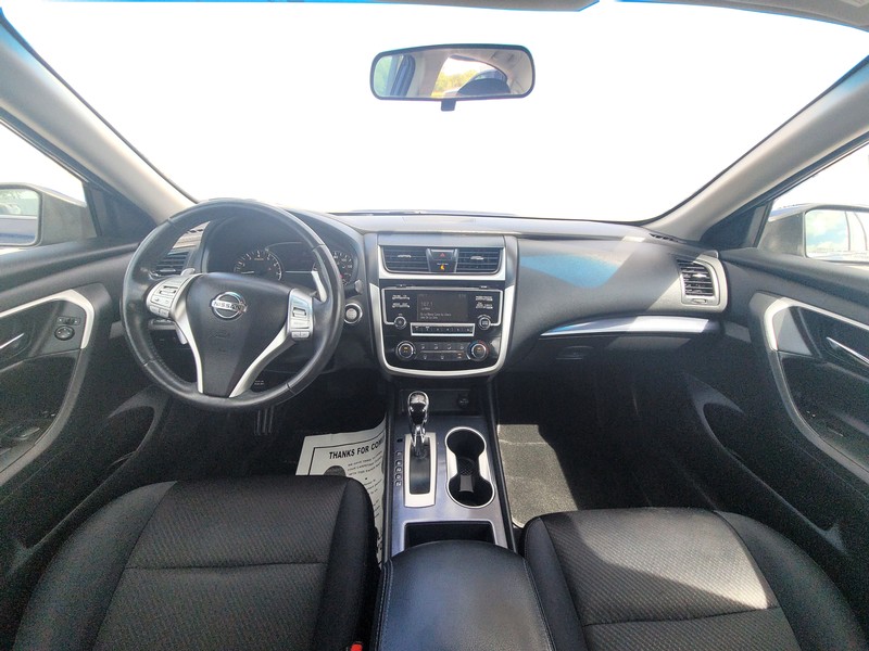 Nissan Altima Vehicle Full-screen Gallery Image 14