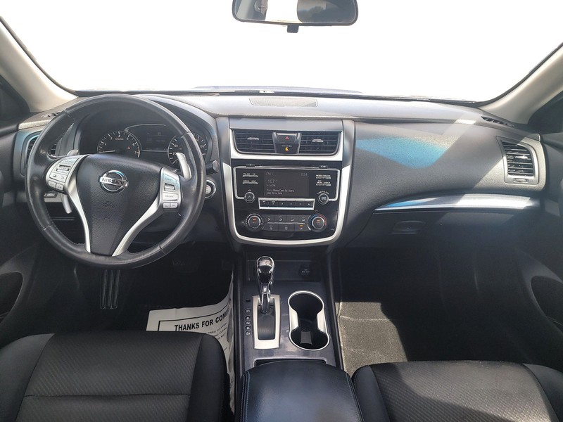 Nissan Altima Vehicle Full-screen Gallery Image 15