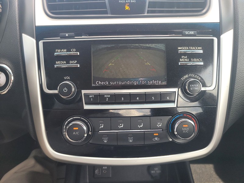 Nissan Altima Vehicle Full-screen Gallery Image 16