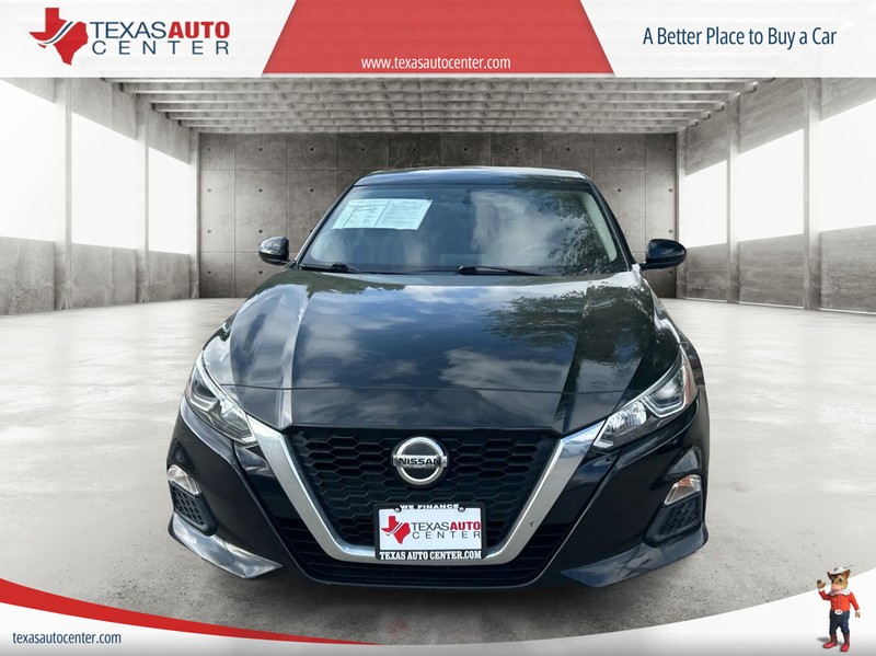 Nissan Altima Vehicle Full-screen Gallery Image 3