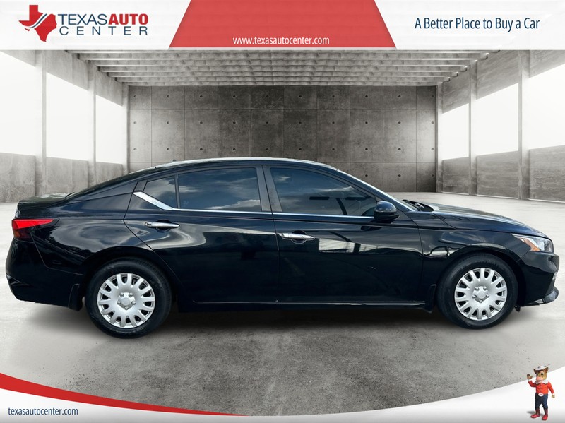 Nissan Altima Vehicle Full-screen Gallery Image 4