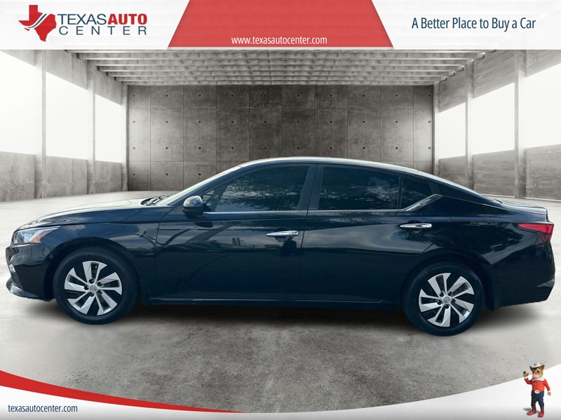 Nissan Altima Vehicle Full-screen Gallery Image 5
