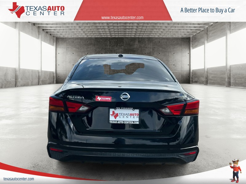 Nissan Altima Vehicle Full-screen Gallery Image 6