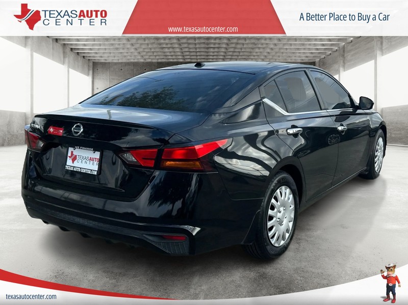 Nissan Altima Vehicle Full-screen Gallery Image 7